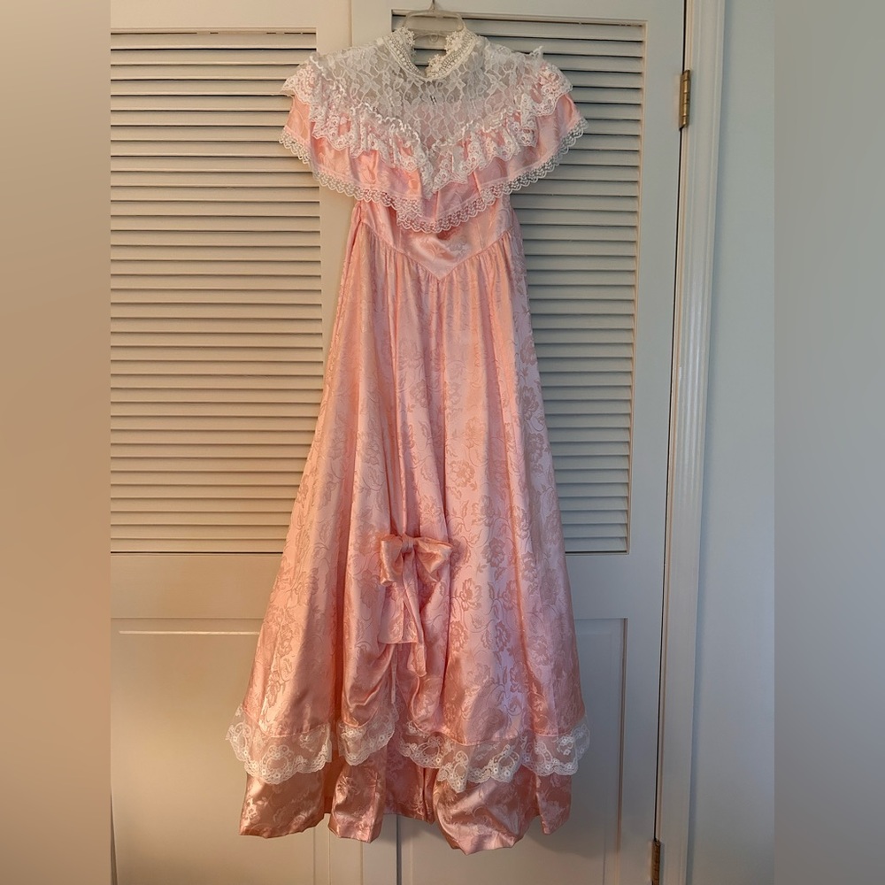 Gunne Sax by Jessica McClintock 
Vintage Junior Prom Dress 
Junior Size 3